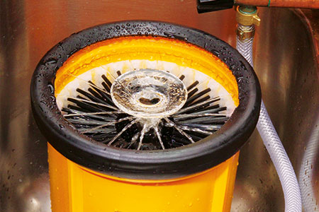 Ein Bild vom MONO-Clean Theken Gläserspülgerät. Das Gerät spühlt Gläser in einem Spühlgang. Automatisch wird Seife an das Glas gegeben und wieder klarem Wasser nachgespühlt.